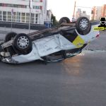 Автомобиль такси приземлился на крышу в результате ночного ДТП в Барнауле
