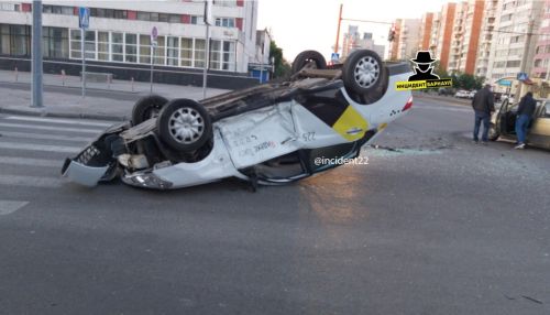 Автомобиль такси приземлился на крышу в результате ночного ДТП в Барнауле