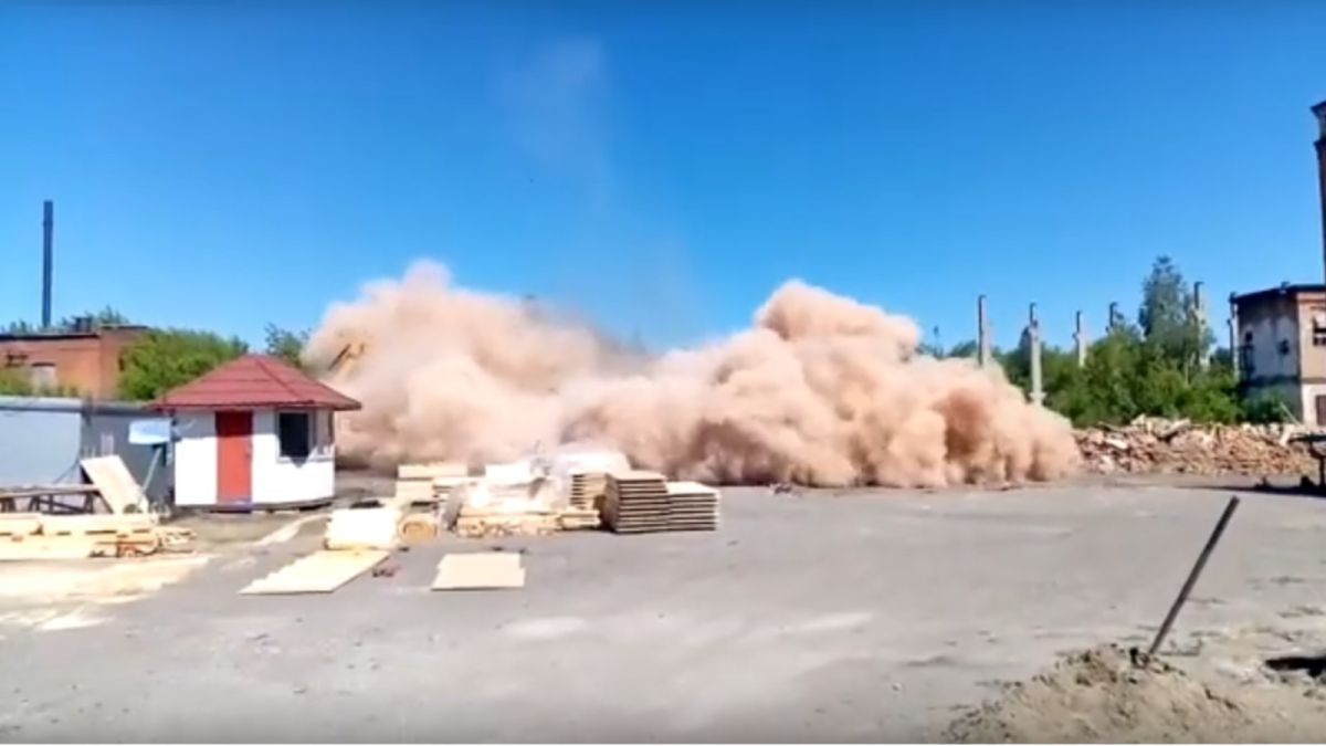 На видео попал эпичный подрыв водонапорной башни в Бийске