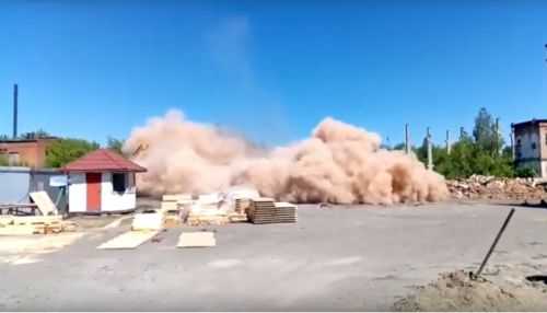 На видео попал эпичный подрыв водонапорной башни в Бийске