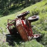 На Алтае трактор упал в обрыв, водитель в реанимации