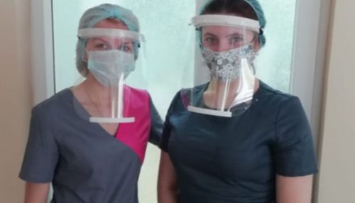 В Барнауле предприниматель печатает маски на 3D-принтере и раздает врачам