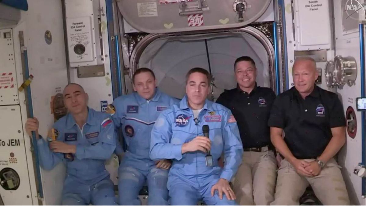 Пожали руки и обнялись: экипаж Crew Dragon зашел на борт МКС