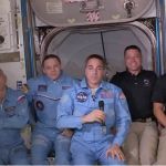 Пожали руки и обнялись: экипаж Crew Dragon зашел на борт МКС