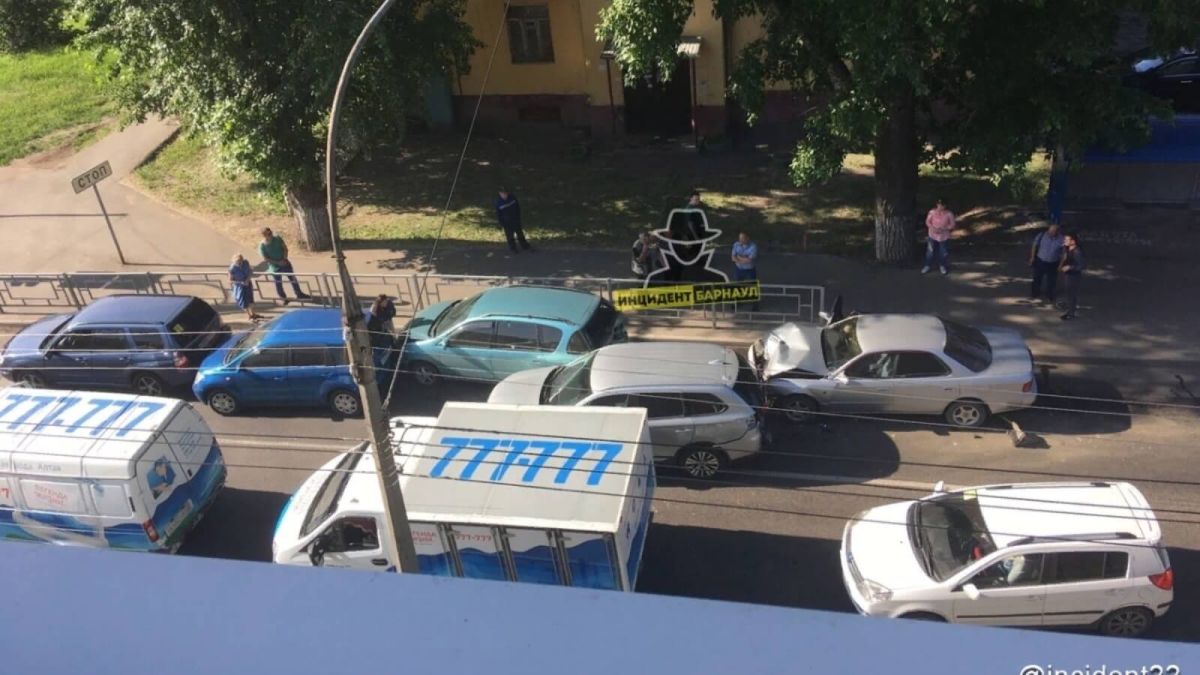 Пять автомобилей столкнулись в центре Барнаула - есть пострадавшие