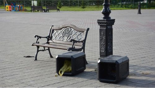 Вырвали подсветку фонтана, сломали скамейки: в Барнауле разгромили площадь Мира