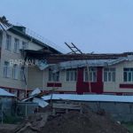 Сильный ветер сорвал новую крышу со здания школы в Ключевском районе