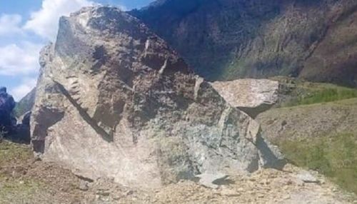В Республике Алтай на дорогу упал большой кусок скалы