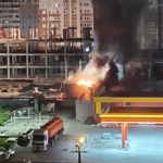 Крупный пожар произошел на стройке рядом с АЗС в Барнауле