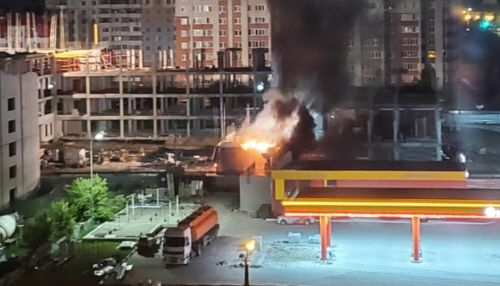 Крупный пожар произошел на стройке рядом с АЗС в Барнауле