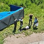 В Новосибирске остановка упала на мужчину из-за сильного ветра
