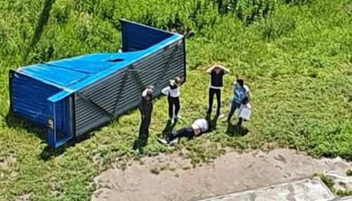 В Новосибирске остановка упала на мужчину из-за сильного ветра