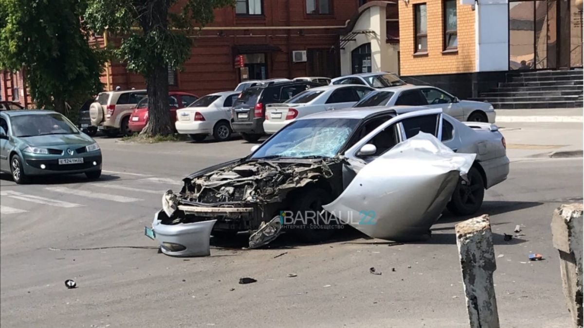 Оторвало даже капот: жесткая авария произошла 8 июня в Барнауле