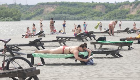 Пляжи на Алтае начнут работать, когда заболеваемость COVID упадет в два раза