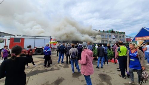 Центральный рынок горит в Рубцовске: угроза взрыва и толпы зевак