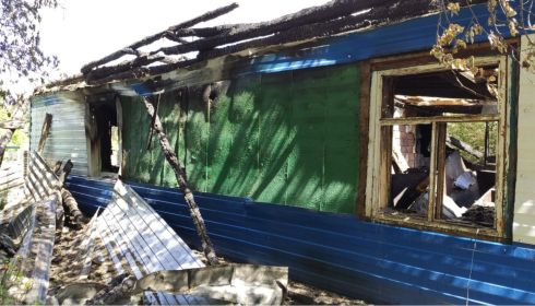 Многодетная семья из Повалихи, у которой сгорел дом, подозревает энергетиков