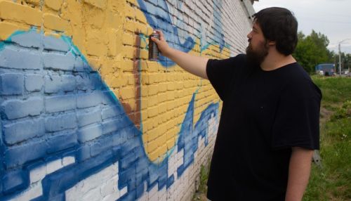В Барнауле делают граффити в честь медиков, которые лечат больных коронавирусом
