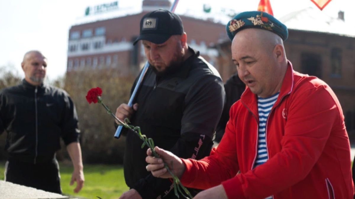 Барнаульским десантникам "пригрозили" за возложение цветов во время "карантина"