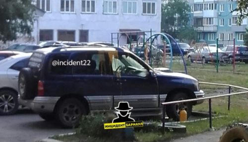 Недоброе утро: машину облили желтой краской на парковке в Барнауле