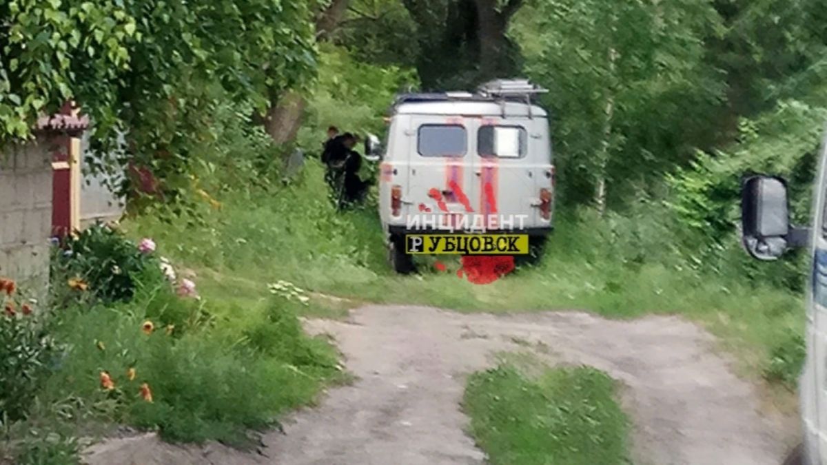 На берегу реки в Алтайском крае обнаружили труп мужчины