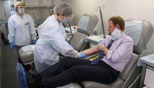 Виктор Томенко принял участие в российской акции и сдал кровь на пл. Сахарова