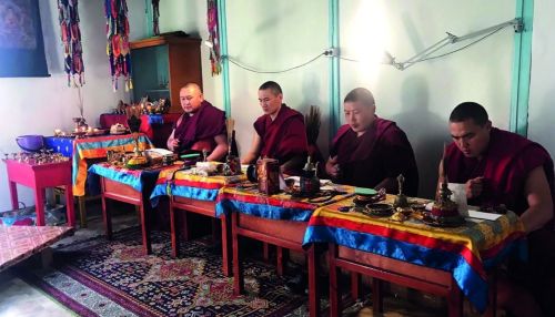 Алтайские буддисты проводят семидневный молебен против COVID-19