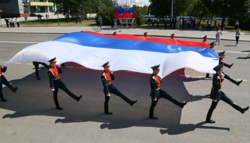 Виктор Томенко принял участие в торжественной церемонии поднятия флага России