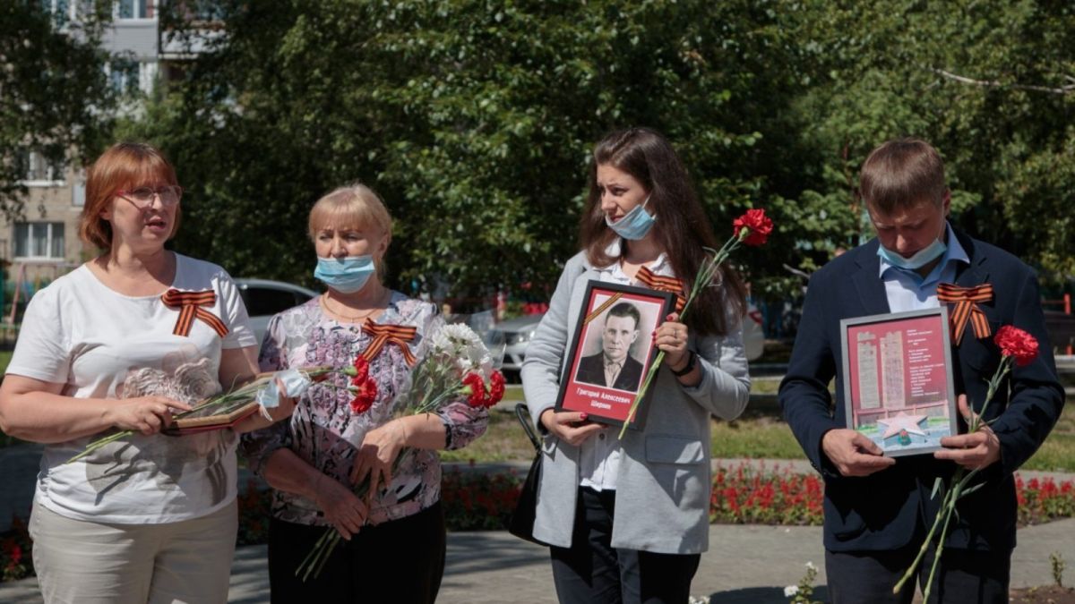 В Барнауле поисковики передали бланк медальона родным красноармейца