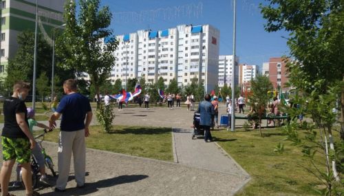 С флагами, песнями и без масок: как празднуют День России в Барнауле