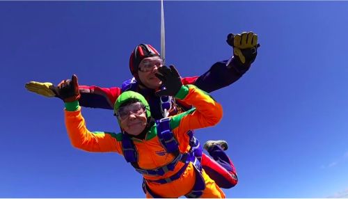 Это кайф: 80-летняя парашютистка в Новосибирске прыгнула с высоты 4 тыс метров