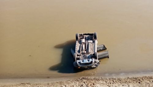 Под Бийском автомобиль рухнул с высокого обрыва в реку