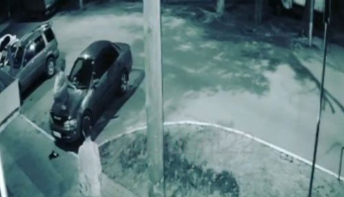 Девушка залезла на крышу чужого автомобиля в Барнауле