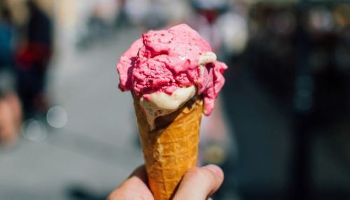 Названы страны, жители которых больше других едят российское мороженое
