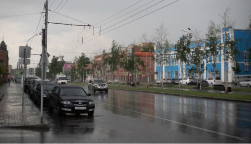 Штормовое предупреждение объявили в Алтайском крае: грозы, град и сильный ветер