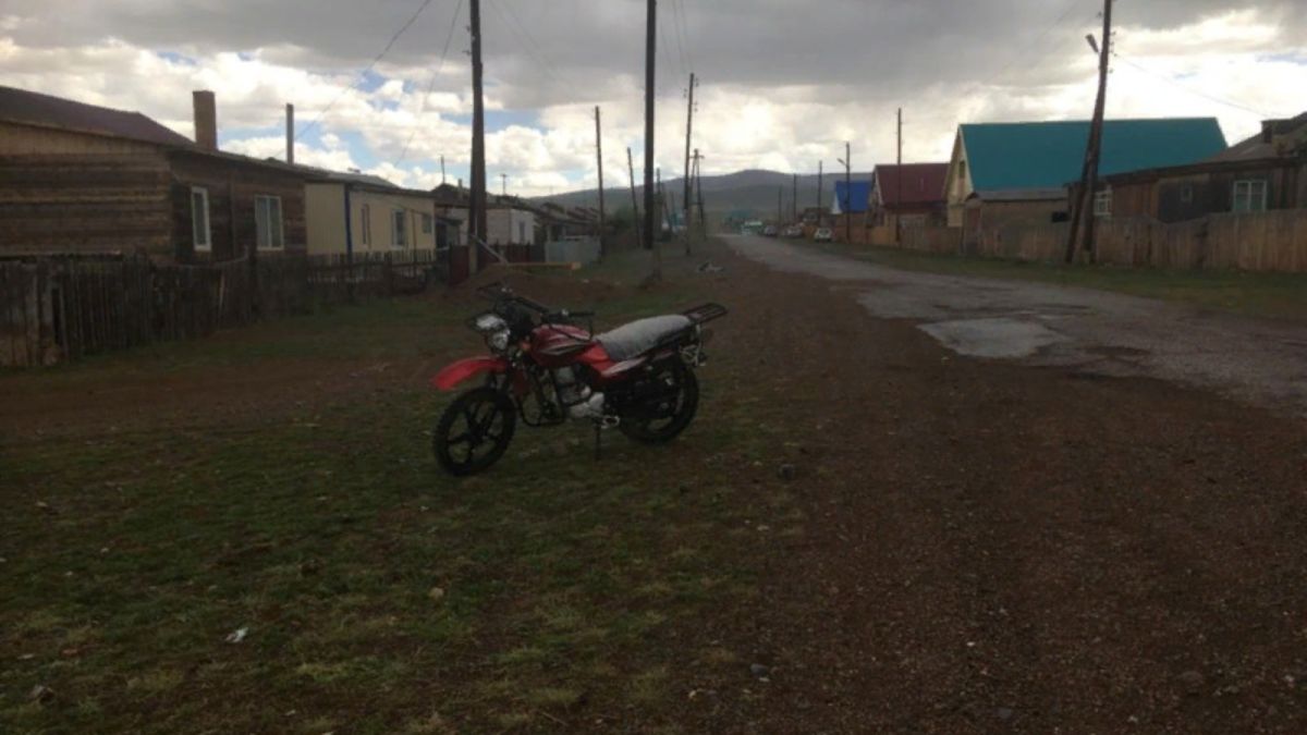 На Алтае 17-летний парень на мотоцикле сбил двух девочек