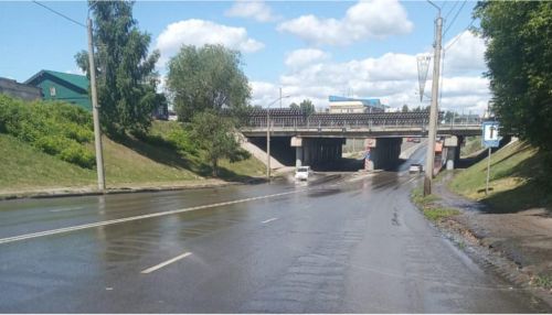 В Барнауле вода затопила проспект из-за коммунальной аварии