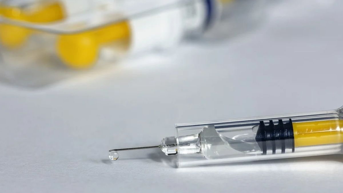 В "Векторе" назвали дату начала испытаний вакцины от COVID на добровольцах