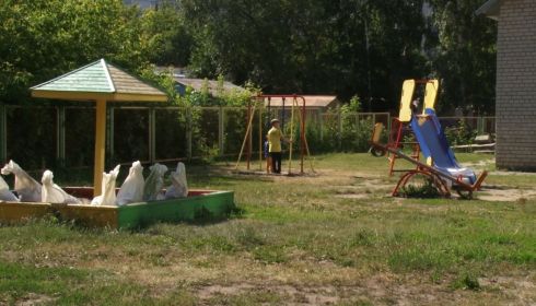 Убитые и опасные: родители в Барнауле жалуются на детские площадки