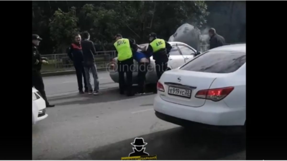 "Что-то как шандарахнуло": пьяные на иномарке устроили аварию утром в Барнауле