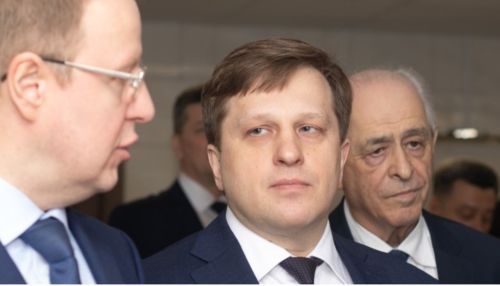 Губернатор Томенко и министр Попов поздравили алтайских медиков с праздником