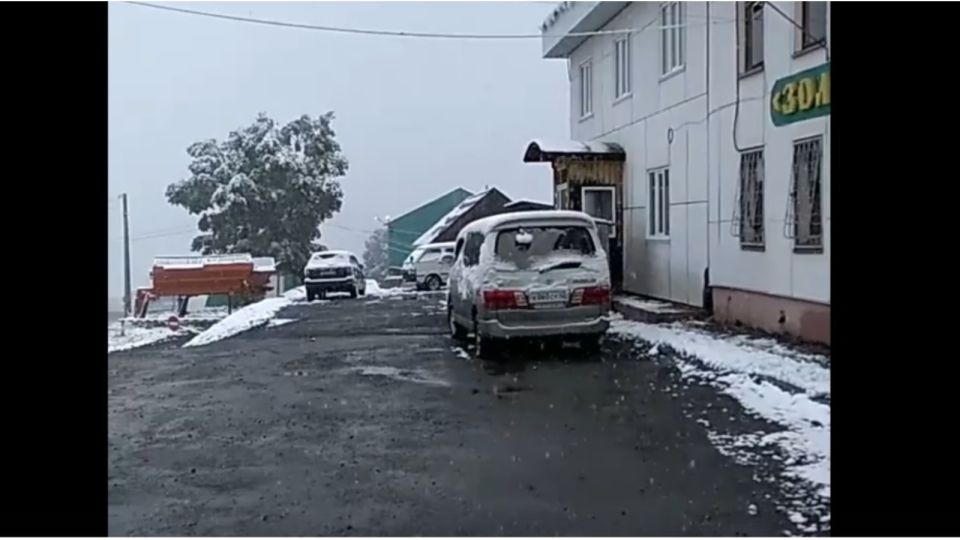 "Зима пришла": Семинский перевал завалило снегом 21 июня