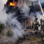 Жилой дом сгорел в частном секторе Барнаула из-за замкнувшей проводки