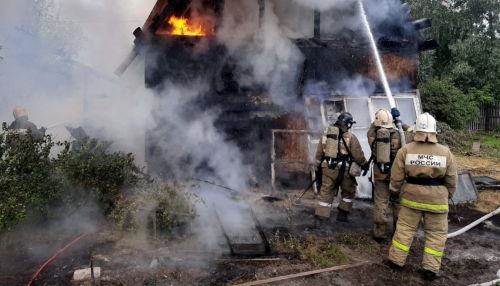 Жилой дом сгорел в частном секторе Барнаула из-за замкнувшей проводки