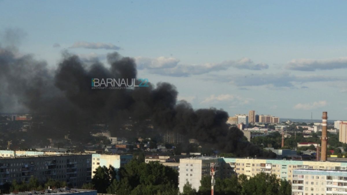 Пожарные устранили возгорание в районе кондитерской фабрики в Барнауле