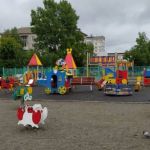 Бийчанин очистил от мусора детскую площадку Натальи Водяновой