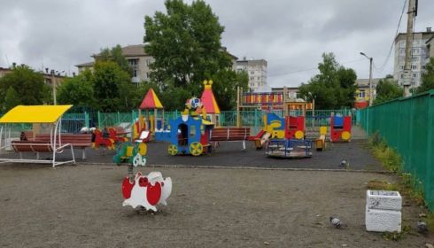 Бийчанин очистил от мусора детскую площадку Натальи Водяновой