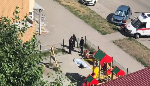 Труп мужчины обнаружили на детской площадке в Барнауле