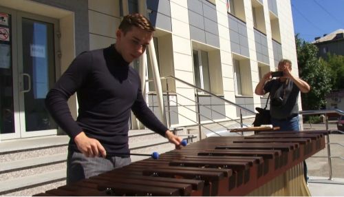 Уникальный японский инструмент привезли в Алтайский музыкальный колледж