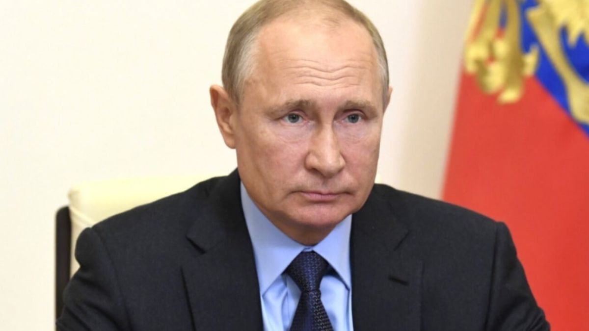 Путин продлил стимулирующие выплаты медикам, которые борются с коронавирусом