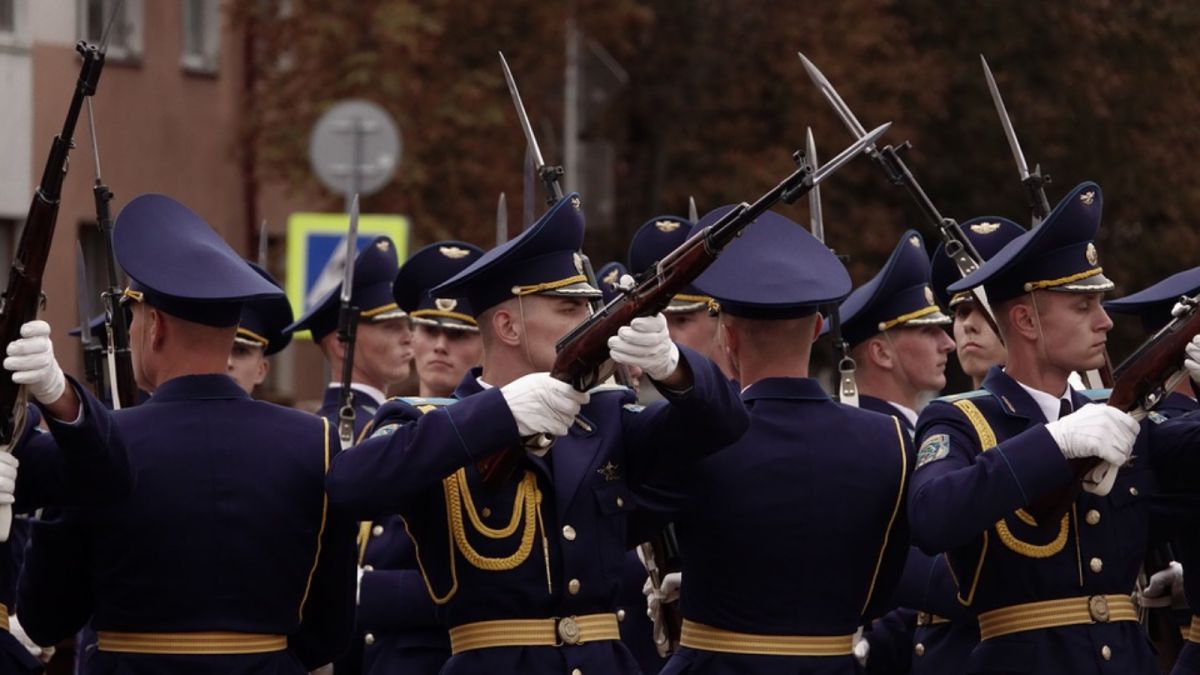 "Напекло голову": солдат устроил провокацию на параде Победы в Москве